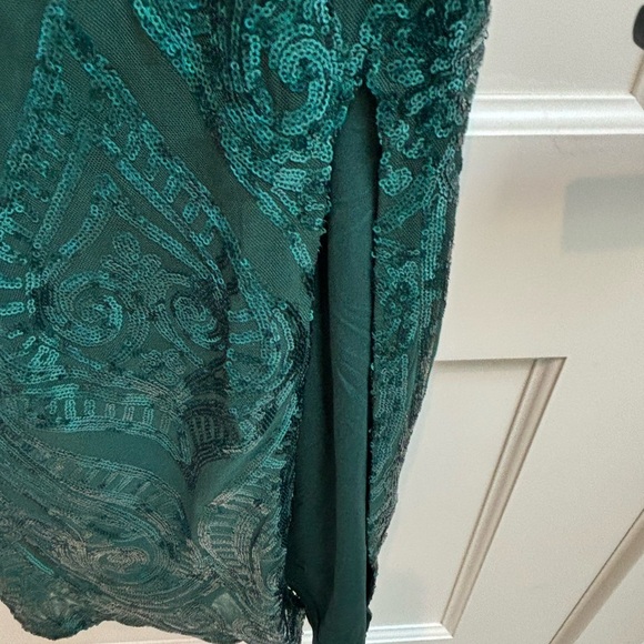 Lulu’s stunning NWT Green sequined dress - Picture 4 of 5